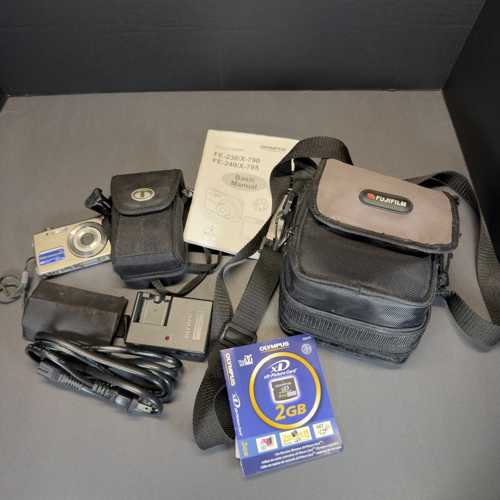Olympus FE-230 Silver Digital Camera 7.1MP Tested xD Card Charger Manual Kit